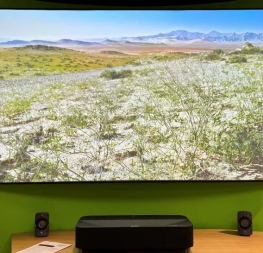 El nuevo y sorprendente proyector de Epson es lo suficientemente brillante como para iluminar tu sala de estar